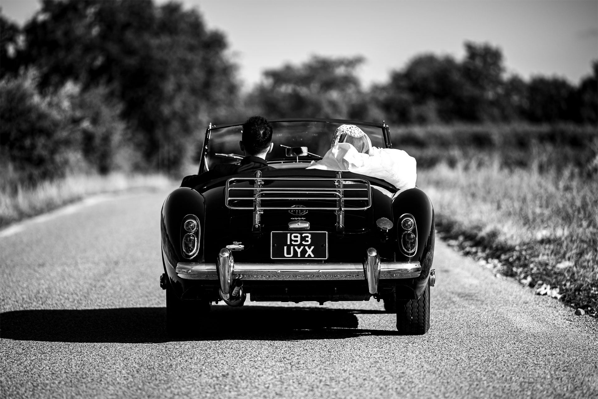 Mariés dans voiture rétro en Provence